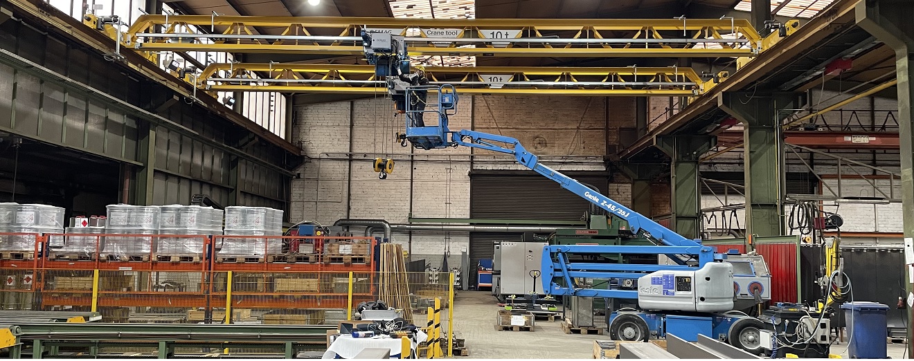 KranserviceCranetool- Kransachkundigen auf einer Hebebühne an einem DEMAG laufkran EVKE