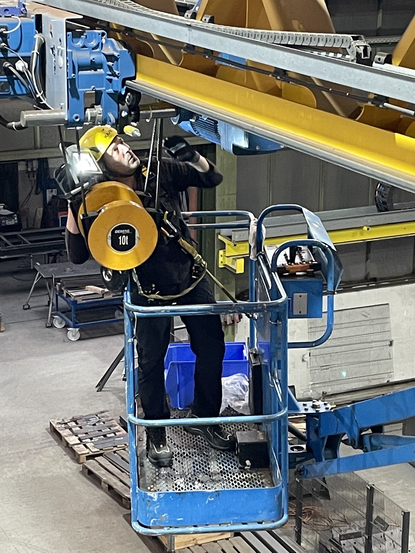 Kranservice-UVV-Prüfung-Service Monteuer auf Arbeitsbühne
