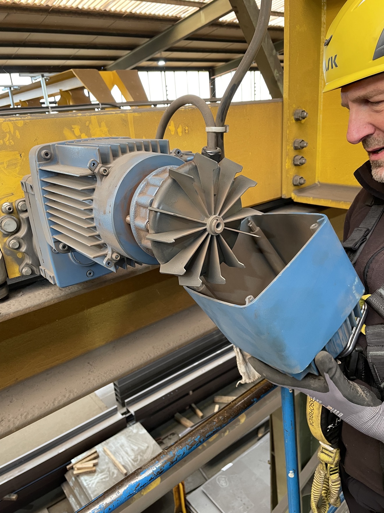 Kranservice Wartung Monteur mit Demontierter Lüfterkappe an einem DEMAG Kranfahrmotor